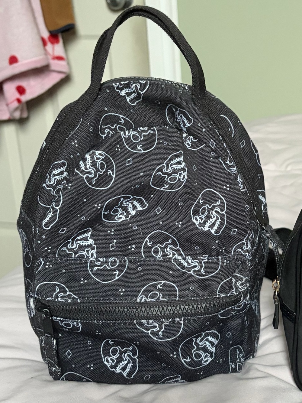 Vans mini skull backpack, front zipper and internal open pouch